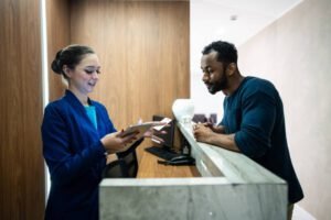 Recepcionist talking to a patient at a medical clinic
